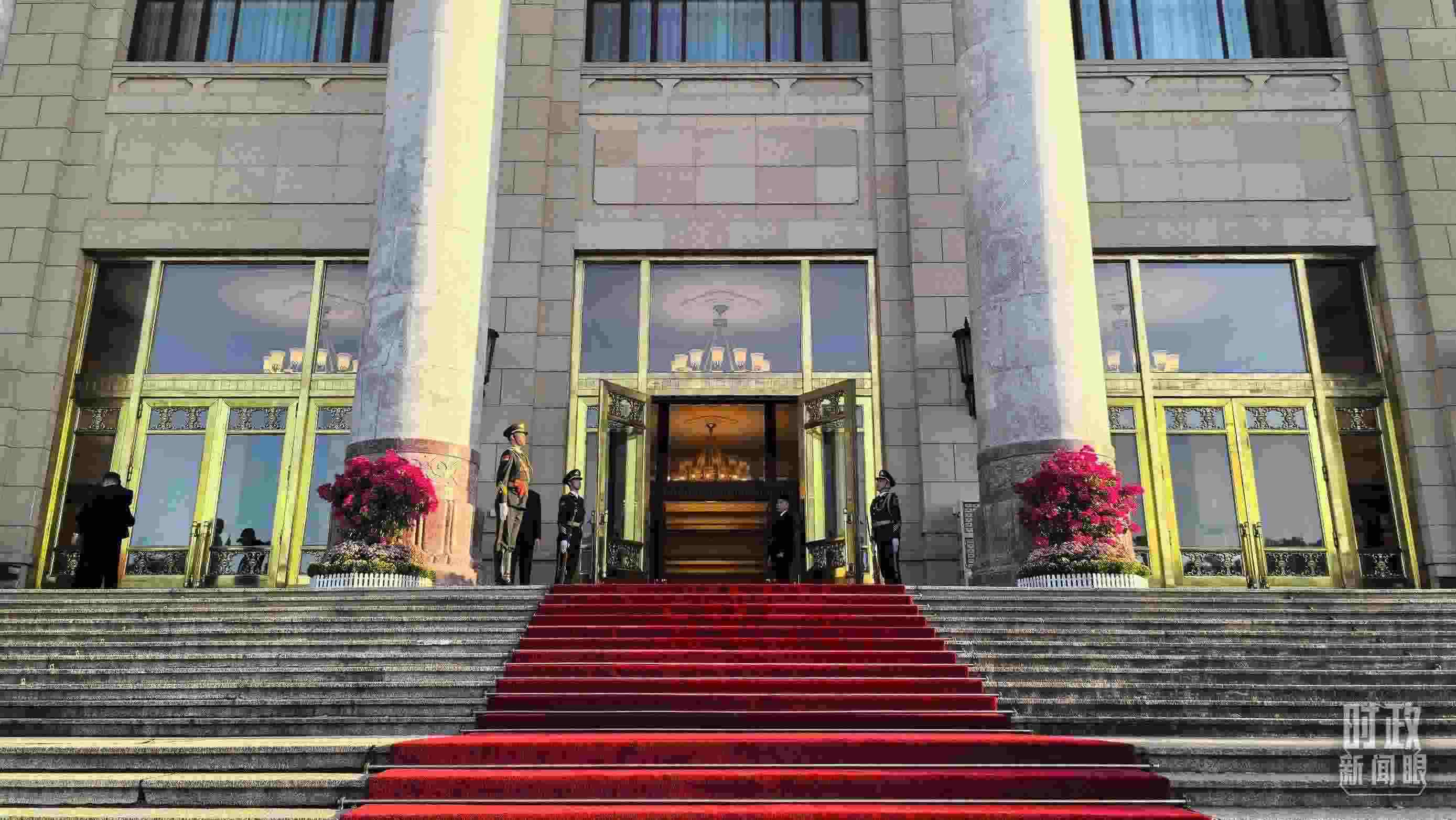 △人民大會(huì)堂外，禮兵列隊(duì)迎接貴賓。（總臺(tái)央視記者陸泓宇拍攝）