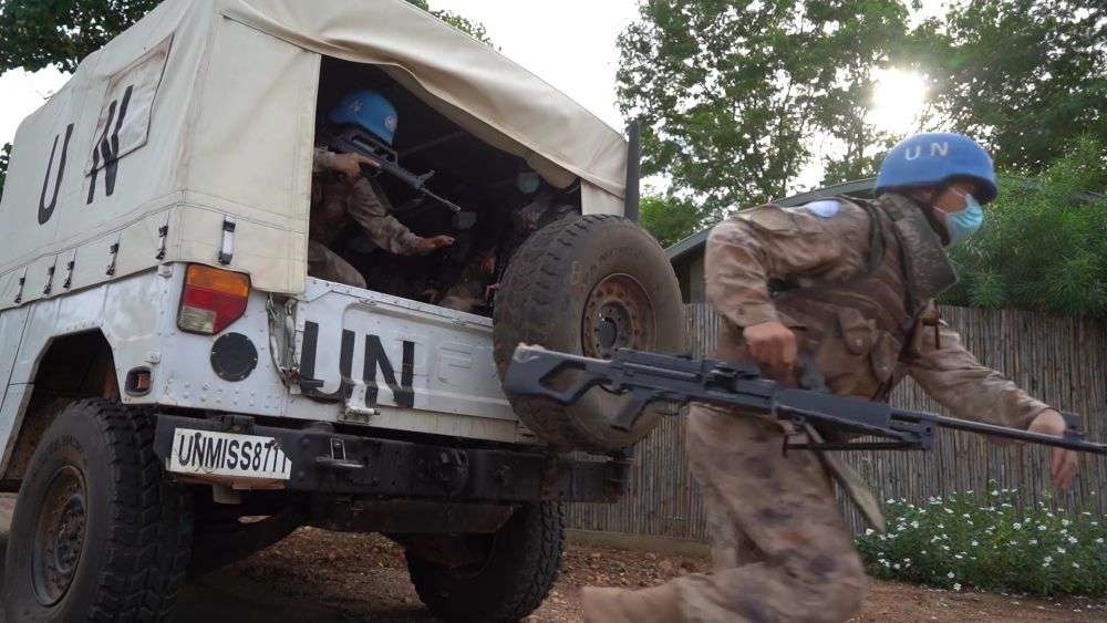 2022年7月27日，中國第八批赴南蘇丹（朱巴）維和步兵營百人防暴隊抵達預(yù)定區(qū)域，進行綜合防衛(wèi)演練。針對南蘇丹社會安全問題及近期在剛果（金）東部地區(qū)發(fā)生的針對聯(lián)合國剛果（金）穩(wěn)定特派團的抗議示威活動，中國第八批赴南蘇丹（朱巴）維和步兵營于日前組織UN HOUSE（聯(lián)合國之家）綜合防衛(wèi)演練，以應(yīng)對可能出現(xiàn)的難民涌入、營門遇襲、暴恐威脅等突發(fā)情況。