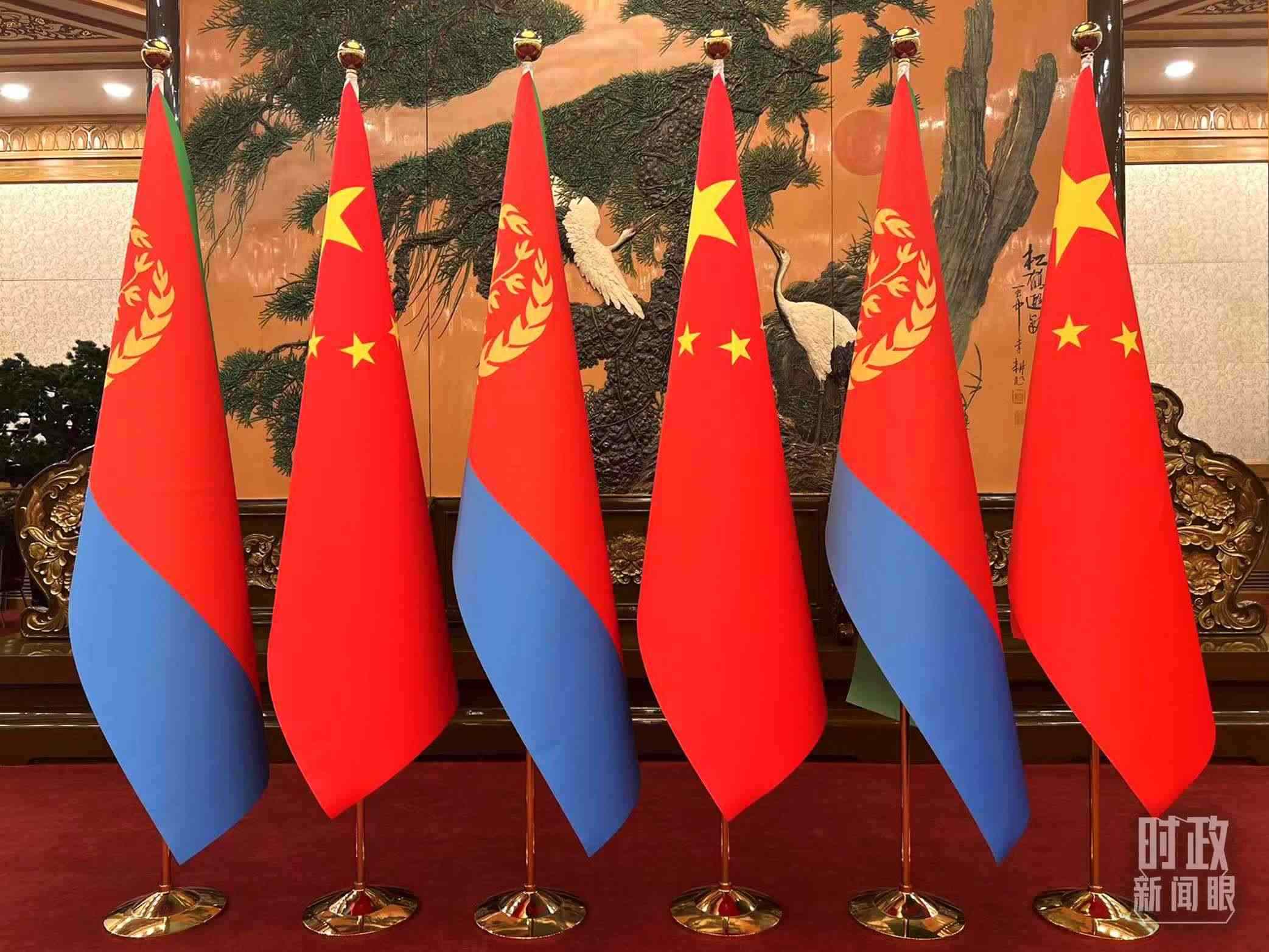 △會(huì)見現(xiàn)場(chǎng)擺放的中國(guó)和厄立特里亞兩國(guó)國(guó)旗。（總臺(tái)央視記者趙婷拍攝）