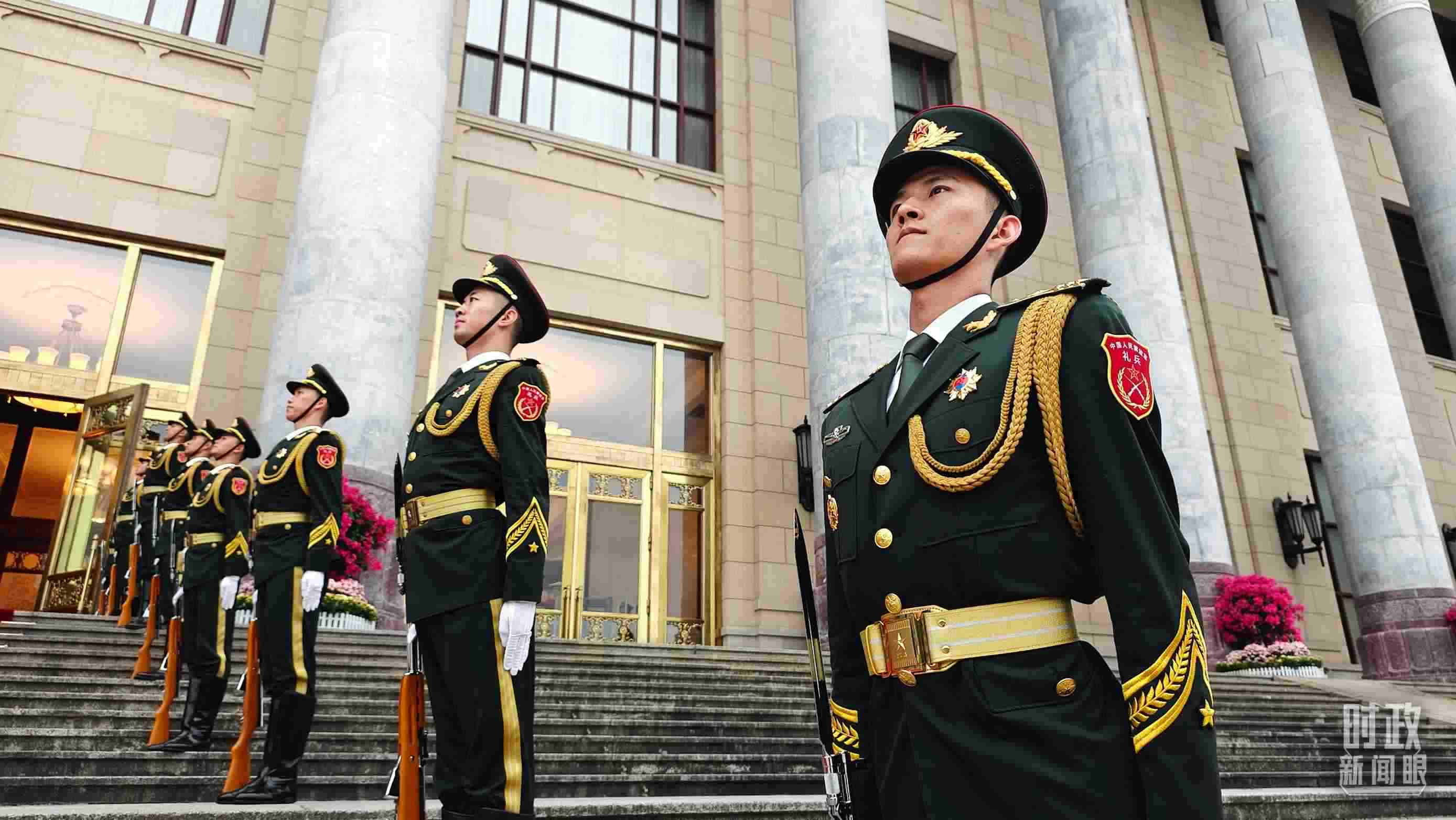 △人民大會堂外，禮兵列隊歡迎外國領導人。（總臺央視記者韓銳拍攝）