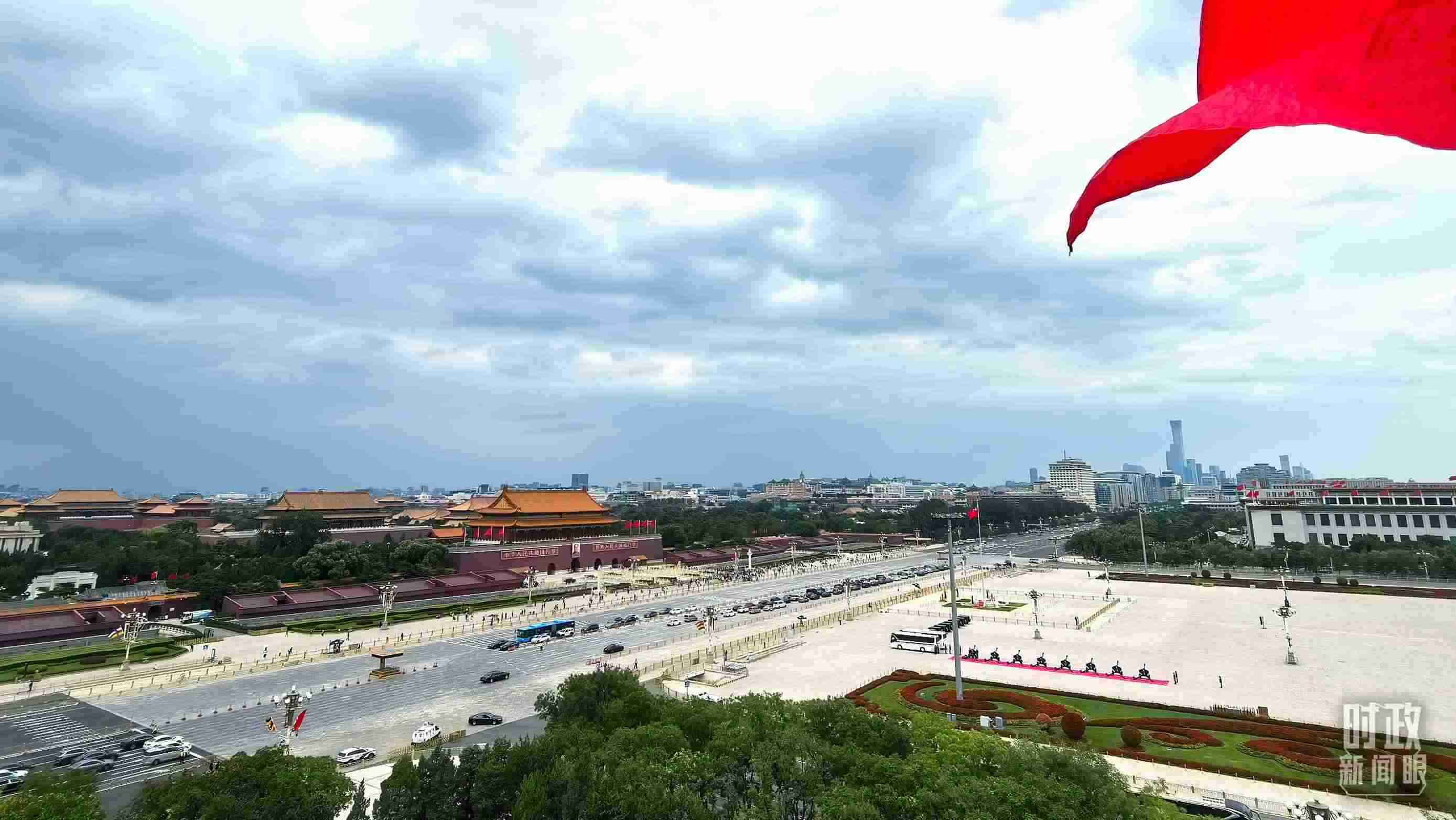 △北京長安街兩側(cè)懸掛中非合作論壇成員旗幟。（總臺央視記者張垚拍攝）