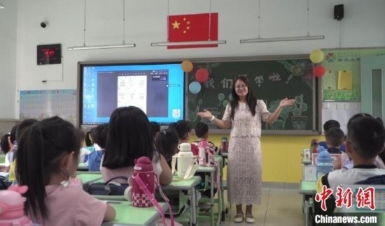 圖為衡水市新苑小學，老師正在給學生講開學第一課的內容。王天祥 攝