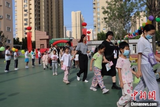 圖為衡水市新苑小學，小學一年級新生佩戴“夢想徽章”后，步入校園 。王天祥 攝