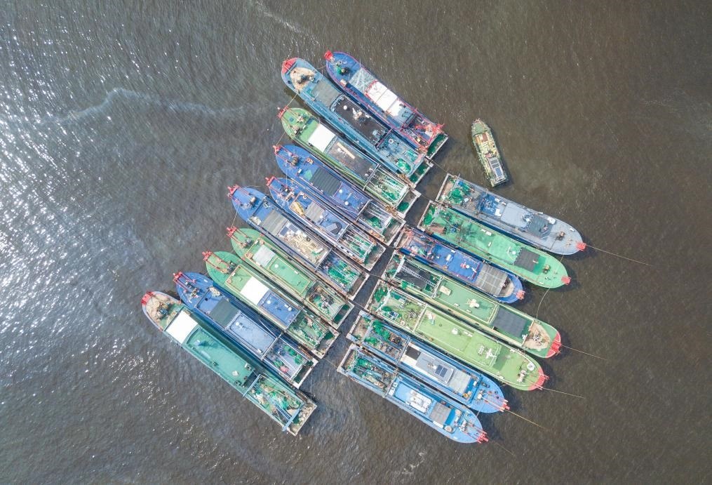 9月4日，船只在海南省?？谑行赂鄞a頭?？勘茱L（無人機照片）。新華社記者 蒲曉旭 攝