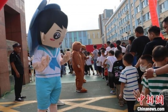 圖為衡水市新苑小學，老師穿上玩偶服裝歡迎新生入學。王天祥 攝