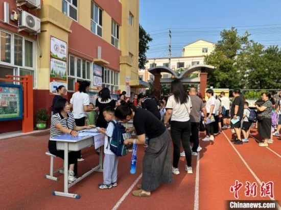 圖為衡水市康復街小學，正在簽到的小學生。徐鵬璐 攝