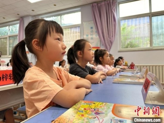 圖為衡水市康復街小學，小學生聽老師講開學第一課內容。徐鵬璐 攝