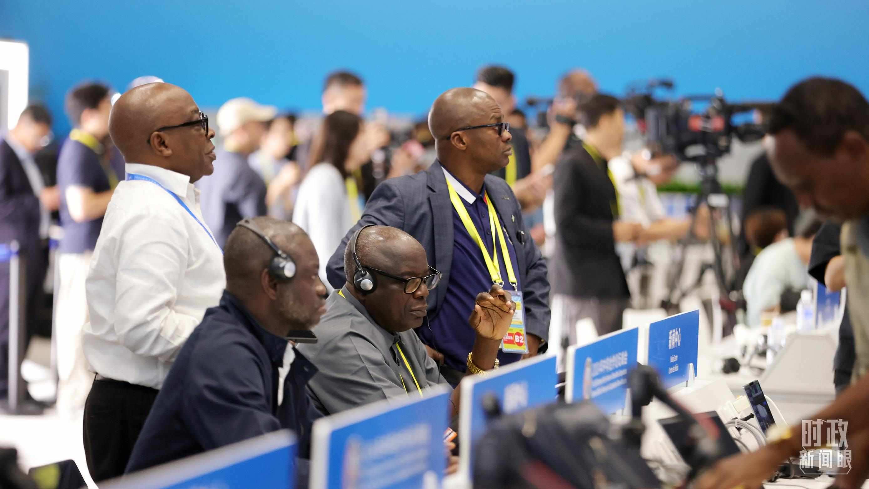  △媒體記者在人民大會堂和新聞中心參與峰會報道。（總臺央視記者范一鳴、魏幫軍拍攝）