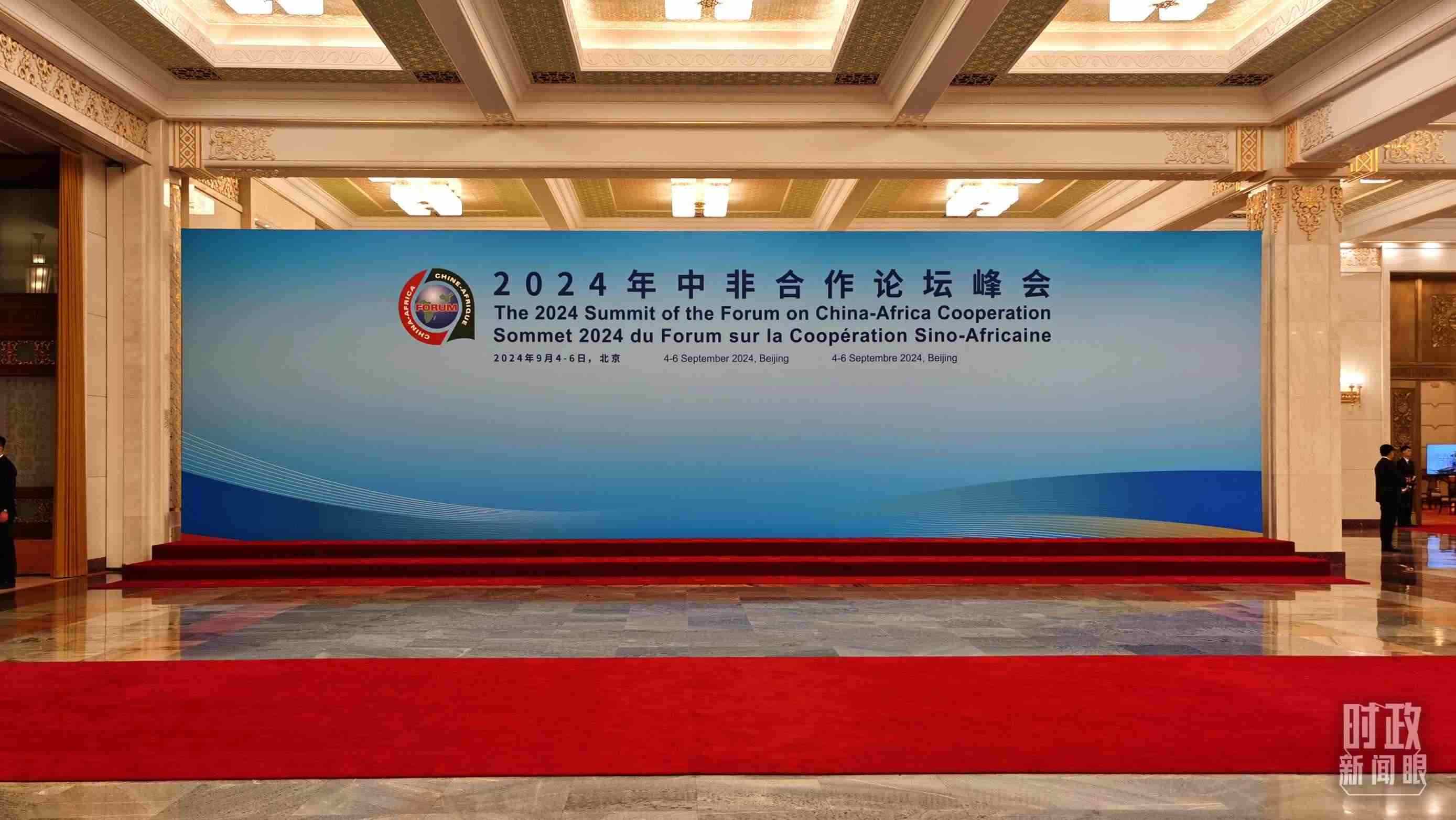  △開幕式前，與會領(lǐng)導(dǎo)人在這里集體合影。（總臺央視記者郭鴻拍攝）