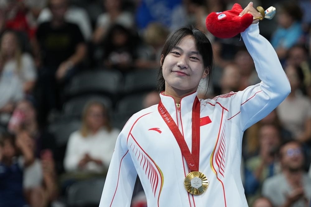 9月4日，蔣裕燕在巴黎殘奧會游泳女子100米自由泳S7級頒獎儀式上。新華社記者 熊琦 攝