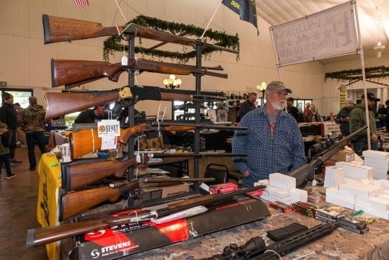 這是2022年1月22日在美國達拉斯槍展上拍攝的槍支。新華社發(fā)（李琳攝）