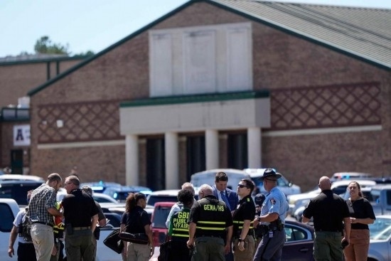 9月4日，在美國佐治亞州巴羅縣溫德市，警察聚集在發(fā)生槍擊事件的阿巴拉契高中外。新華社/美聯(lián)