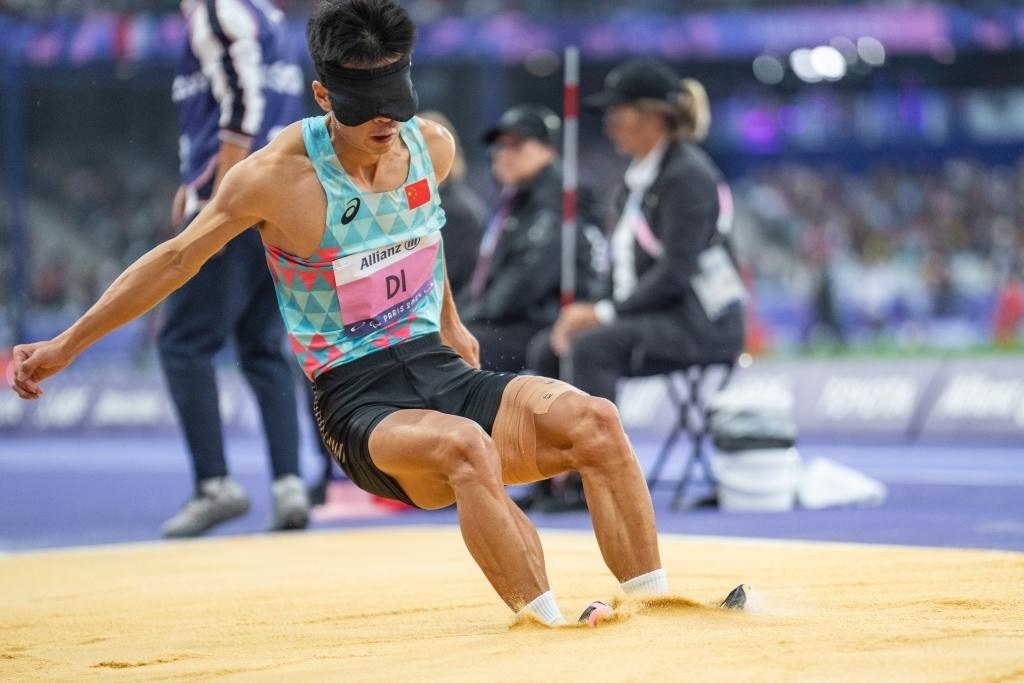 8月30日，邸東東在巴黎殘奧會田徑男子跳遠(yuǎn)T11級決賽中試跳。新華社記者 黃偉 攝