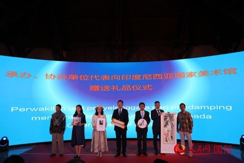 在展覽開(kāi)幕式現(xiàn)場(chǎng)，本次展覽的承辦、協(xié)辦單位代表向印尼國(guó)家美術(shù)館贈(zèng)送禮品。人民網(wǎng)記者 曹師韻攝