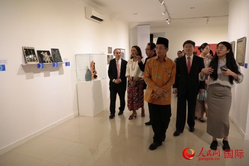 參加開(kāi)幕式的嘉賓參觀展覽。人民網(wǎng)記者曹師韻攝