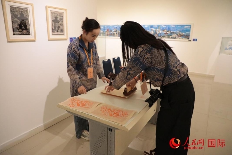 展覽現(xiàn)場(chǎng)的拓印技藝體驗(yàn)工坊。人民網(wǎng)記者曹師韻攝