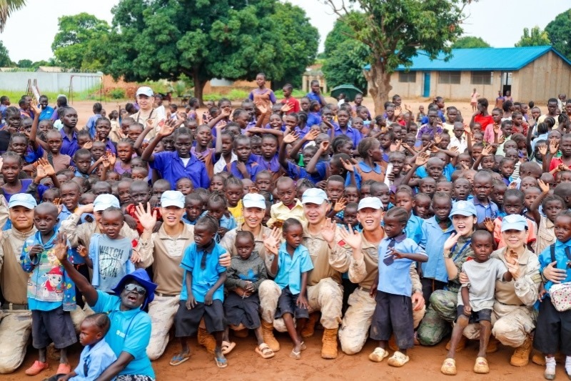 維和官兵與學(xué)生進(jìn)行合影。殷亦豪攝