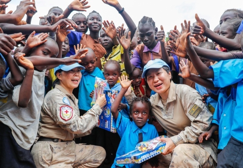 學(xué)生對中國官兵援助表達(dá)感謝。王皓宇攝