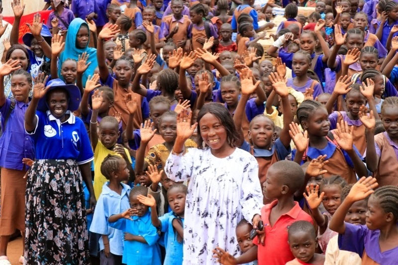 學(xué)校師生送別維和官兵。王軍杰攝