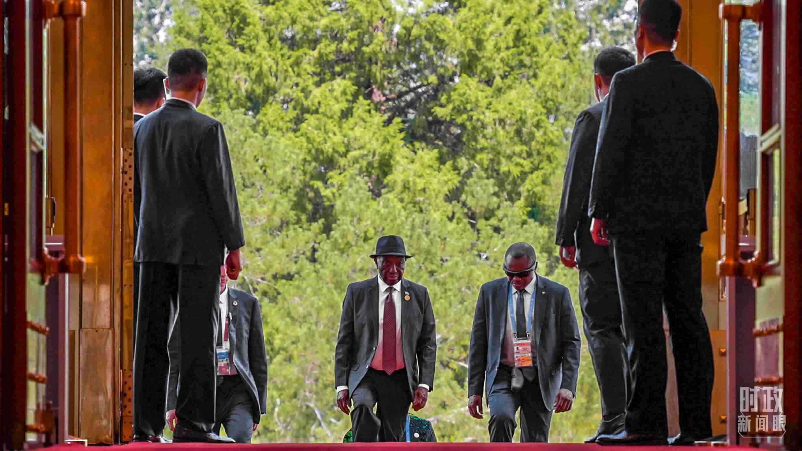 利比里亞總統(tǒng)博阿凱步入人民大會(huì)堂。（總臺(tái)央視記者蔣碩拍攝）