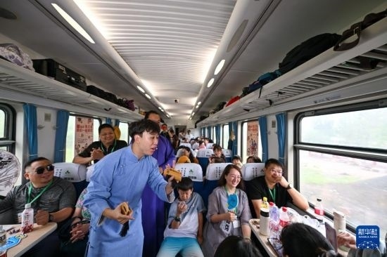 9月7日，相聲演員在S910列車上為旅客表演快板。