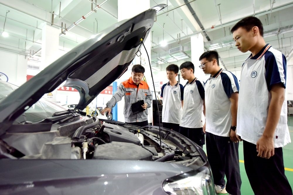2024年6月7日，河北省邢臺市威縣職業(yè)技術教育中心教師在指導學生學習汽車維修技術。新華社記者 王曉 攝