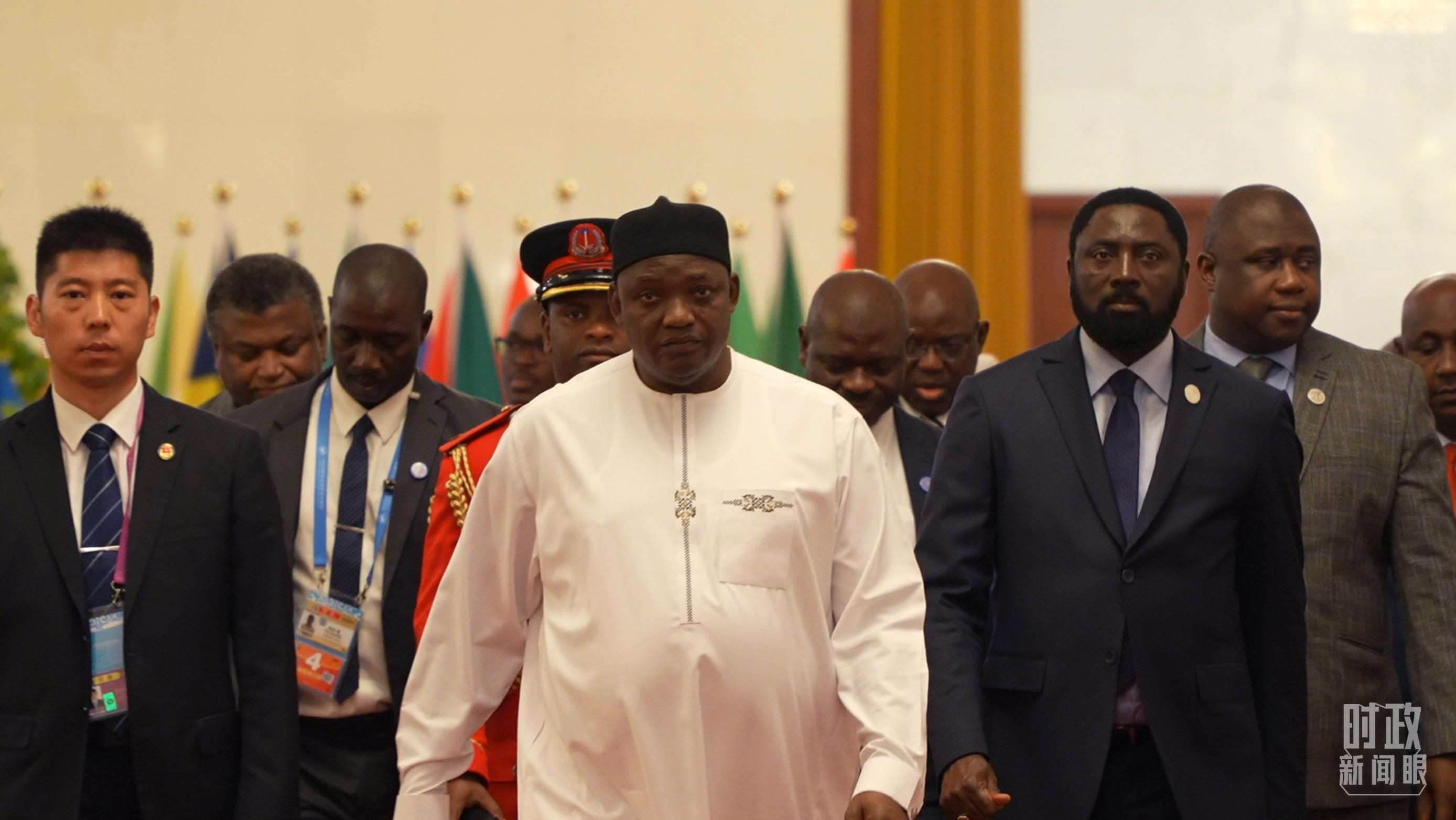 岡比亞總統(tǒng)巴羅走向會(huì)見廳。（總臺(tái)央視記者蔣碩拍攝）
