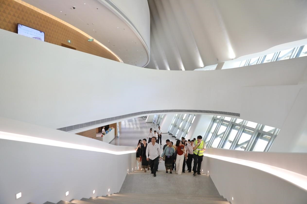 亞洲媒體考察團正在上樓?！吨袊?jīng)濟周刊》記者 肖翊攝