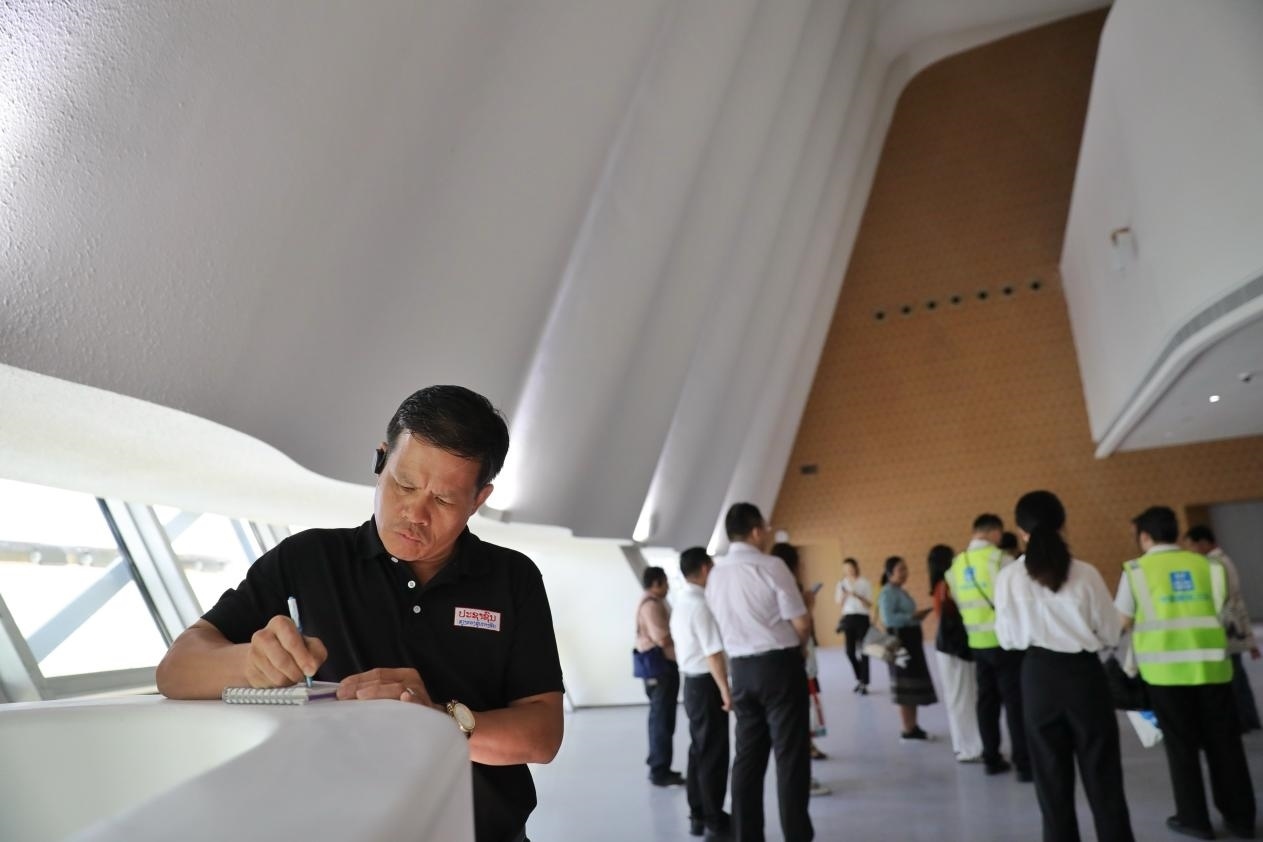 亞洲媒體考察團參觀綜合劇場外墻?！吨袊?jīng)濟周刊》記者 肖翊攝