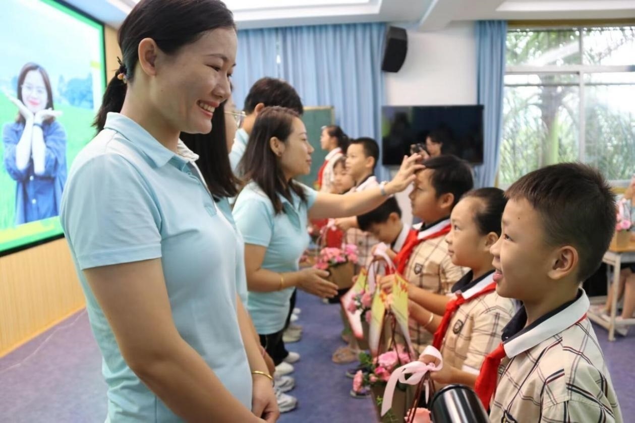 2023年教師節(jié)前，廣西南寧一所學(xué)校，學(xué)生向老師獻上鮮花、賀卡。