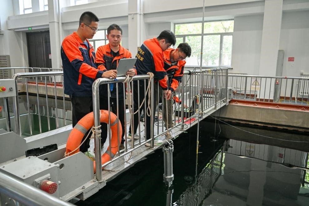 哈爾濱工程大學(xué)水聲工程學(xué)院學(xué)生在進(jìn)行技術(shù)實(shí)驗(yàn)。新華社記者王松 攝