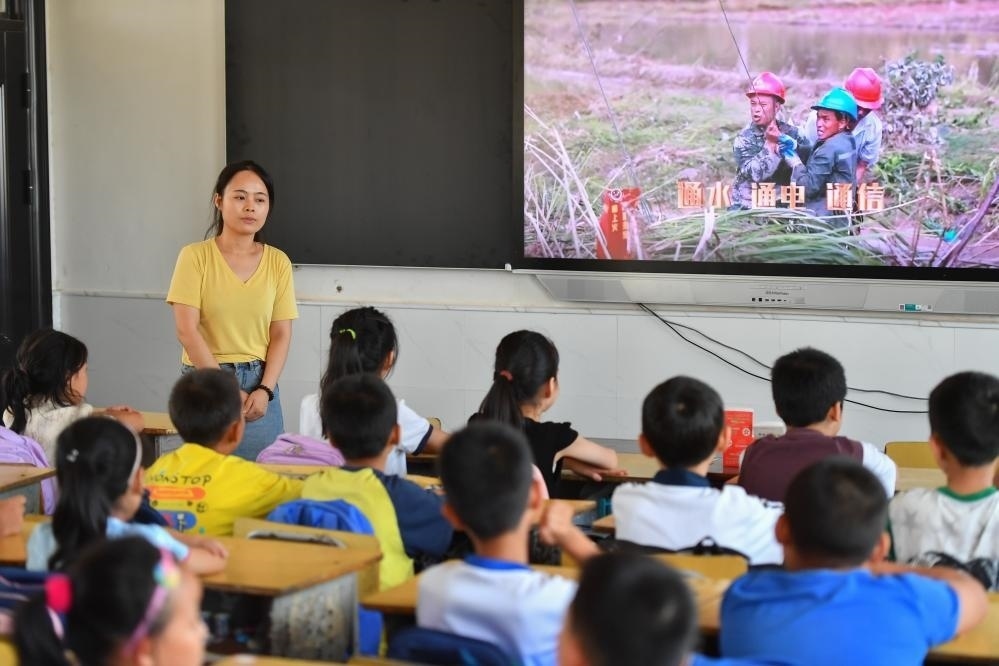 今年夏天，湖南華容縣等地遭受洪澇災(zāi)害。9月，華容縣一所學(xué)校，老師通過講述防災(zāi)救災(zāi)故事，引導(dǎo)孩子們知情、共情，汲取成長的力量。