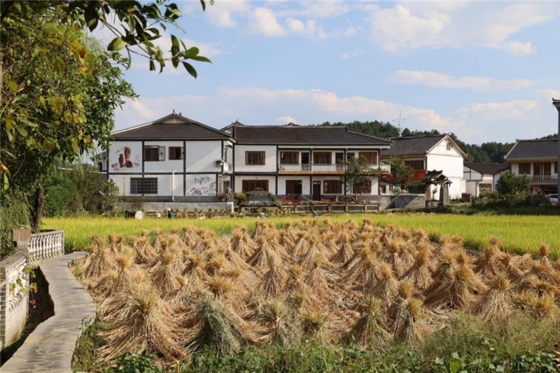 傳統(tǒng)的黔北村莊風貌同現(xiàn)代民居元素相融合，人文風光與生態(tài)自然風景相結合，人與自然和諧共生。（俄羅斯《中國與俄羅斯》雜志社社長奧列格·別列日內赫攝）