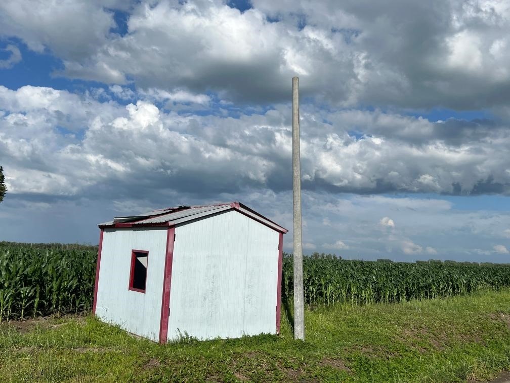 林甸縣一處保護(hù)水源井的鐵皮房出現(xiàn)破損，未見(jiàn)配套設(shè)備。新華社記者董寶森攝