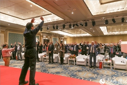 孫武權(quán)現(xiàn)場(chǎng)表演中醫(yī)傳統(tǒng)功法易筋經(jīng)。人民網(wǎng)記者黃培昭攝