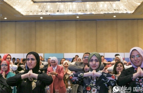 活動(dòng)現(xiàn)場(chǎng)，埃及民眾跟著孫武權(quán)體驗(yàn)中醫(yī)傳統(tǒng)功法易筋經(jīng)。人民網(wǎng)記者黃培昭