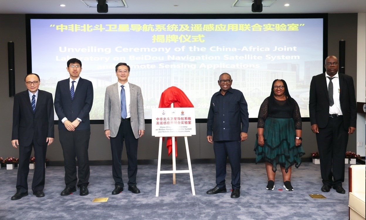 中非北斗衛(wèi)星導(dǎo)航系統(tǒng)及遙感應(yīng)用聯(lián)合實(shí)驗(yàn)室在北京航空航天大學(xué)揭牌。校方供圖