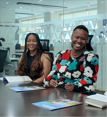 支隊(duì)成員在CGTN非洲總站與當(dāng)?shù)赜浾呓涣?。穆瑞瑩攝