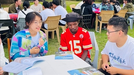 支隊(duì)成員在青年論壇上與世界各地的志愿者交流。 林源攝