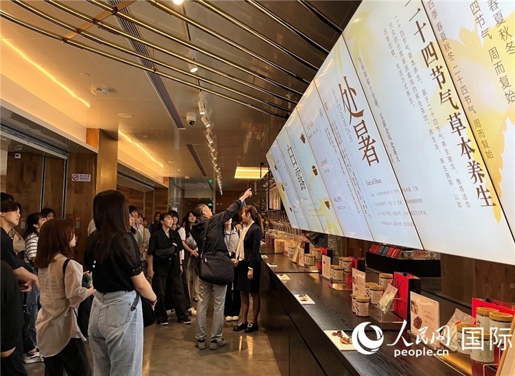 2. 日中友好協(xié)會青年代表團(tuán)一行學(xué)習(xí)24節(jié)氣養(yǎng)生知識。（人民網(wǎng)記者陳思 攝）