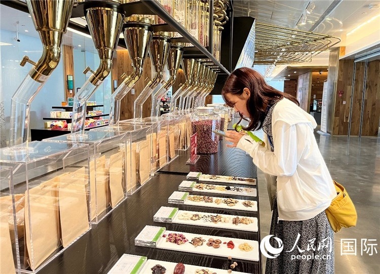 4. 代表團(tuán)團(tuán)員對新中式茶飲的食材充滿興趣。（人民網(wǎng)記者陳思 攝）