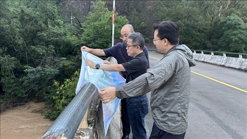 珠江委工作組在三河鎮(zhèn)三河大橋進(jìn)行防洪工程調(diào)度工作。 水利部供圖