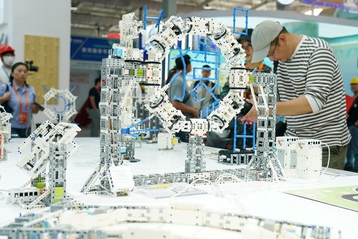 2024年9月11日，記者在服貿(mào)會(huì)首鋼園區(qū)教育服務(wù)館采訪。新華社記者 張晨霖 攝