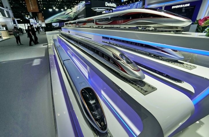 2024年9月11日拍攝的國(guó)家會(huì)議中心會(huì)場(chǎng)內(nèi)的展臺(tái)。新華社記者 李欣 攝