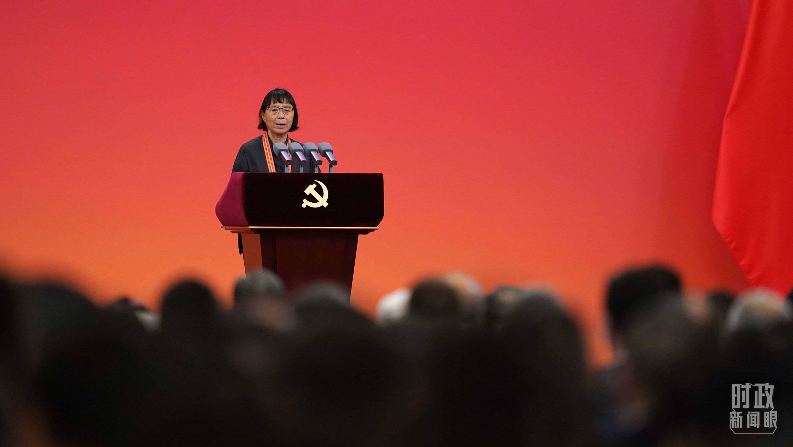  △2021年6月，幫助數(shù)千名貧困山區(qū)女孩圓夢大學(xué)的人民教師張桂梅，代表“七一勛章”獲得者發(fā)言。（總臺國廣記者李晉拍攝）