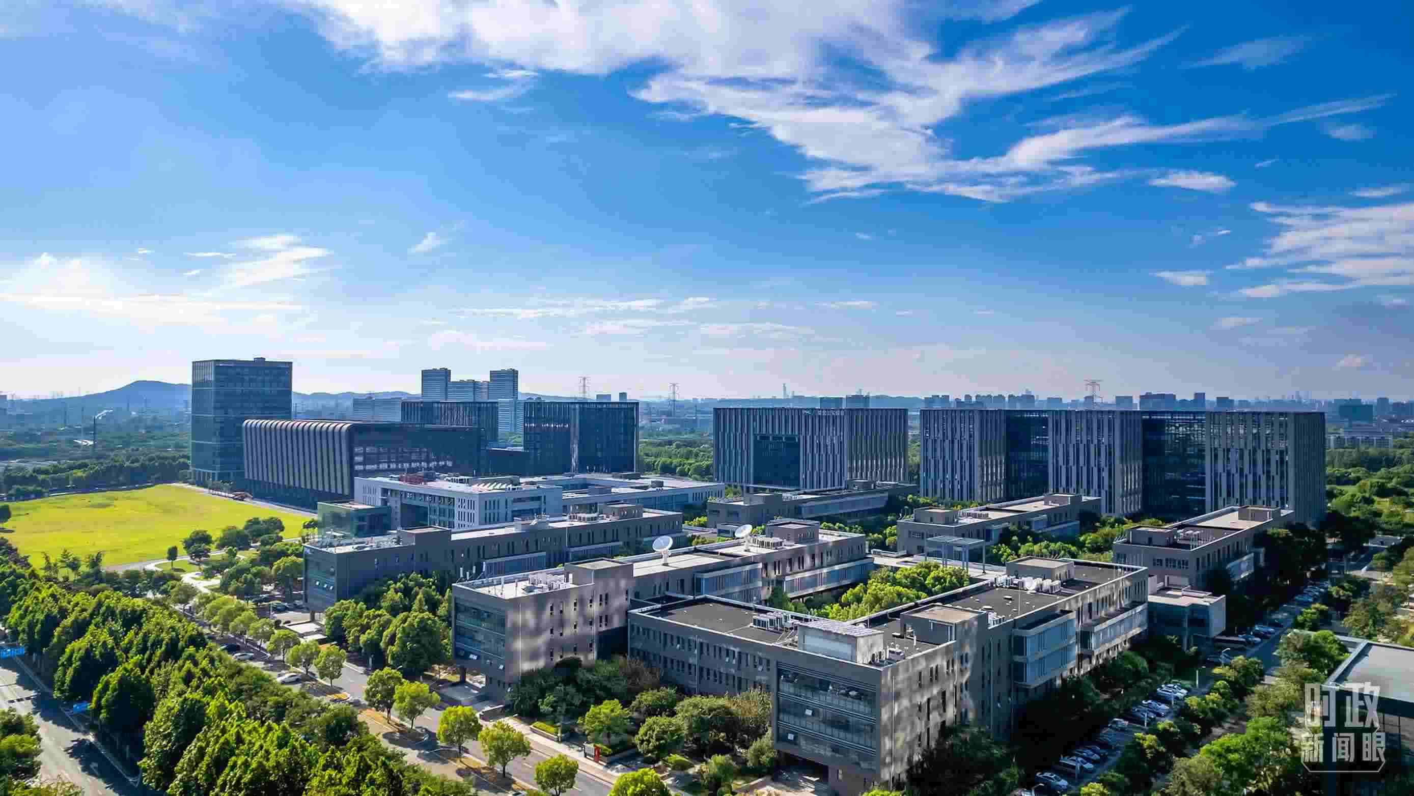  △2023年7月，習(xí)近平調(diào)研南京紫金山實(shí)驗(yàn)室，強(qiáng)調(diào)要為實(shí)現(xiàn)高水平科技自立自強(qiáng)立下功勛。（圖/視覺中國）