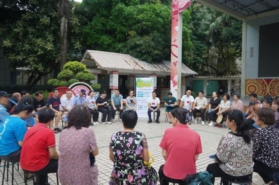  南寧市青秀區(qū)新竹社區(qū)召開(kāi)“竹聲傾談”民情懇談會(huì)。（李抒蓉 攝）