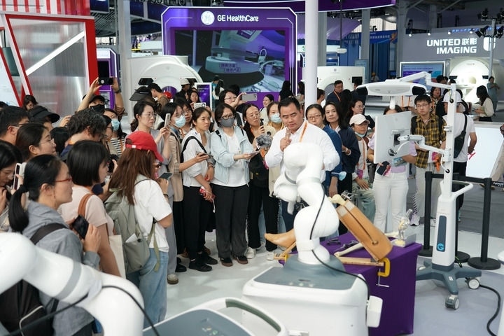 2024年9月11日，記者在服貿(mào)會(huì)首鋼園區(qū)健康衛(wèi)生服務(wù)館采訪。新華社記者 張晨霖 攝