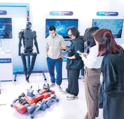 普陀區(qū)“中華武數”科創(chuàng)集市上，展位工作人員在向觀眾展示機器人。資料圖片