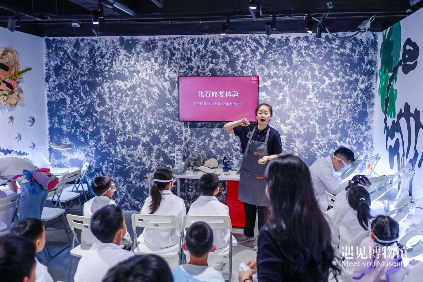 3. 小朋友們?cè)凇?億年的地球記憶——恐龍化石特展”體驗(yàn)當(dāng)“小小科學(xué)家”。遇見博物館供圖